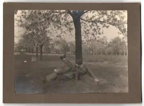 Fotografie unbekannter Fotograf und Ort, Soldat sitzt mit seiner Liebsten unter einem Baum
