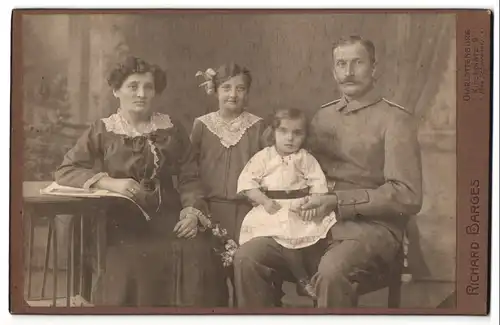 Fotografie Richard Barges, Charlottenburg, Kirchplatz 9, Soldat in Feldgrau mit Frau und Töchtern