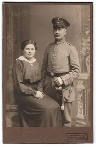 Fotografie E. Rohrmann, Hannover, Heinrichstrasse 19, Soldat mit Säbel nebst Gattin im Portrait