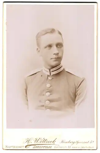 Fotografie H. Wittrock, Hohenfelde, Güntherstrasse 73, Junger Soldat in Gardeuniform