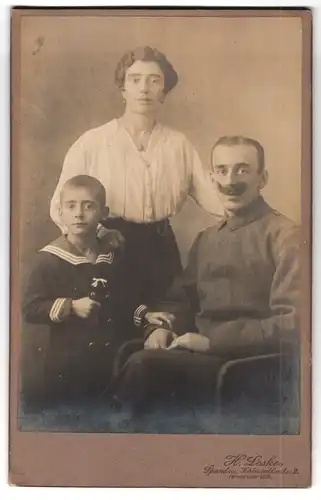 Fotografie H. Leske, Spandau, Schönwalderstrasse 2, Soldat in Feldgrau mit Frau und Sohn in Matrosenanzug