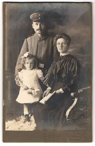 Fotografie William Roth, Berlin, Skalitzerstrasse 54c, Soldat in Feldgrau mit Frau und Tochter