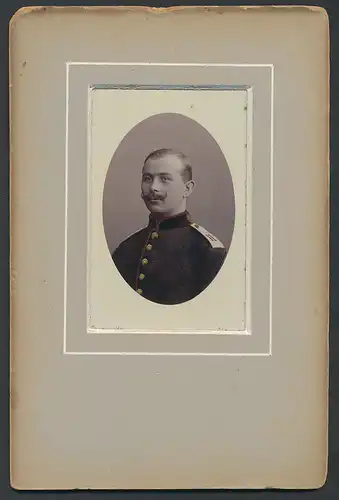 Fotografie unbekannter Fotograf und Ort, Soldat des 11. Rgt. im Portrait