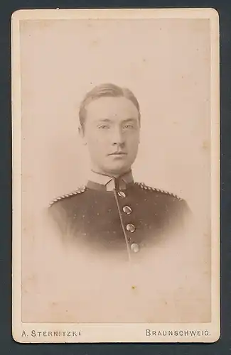 Fotografie A. Sternitzki, Braunschweig, Egydienmarkt 14, Junger Einjährig-Freiwillig Dienender im Portrait