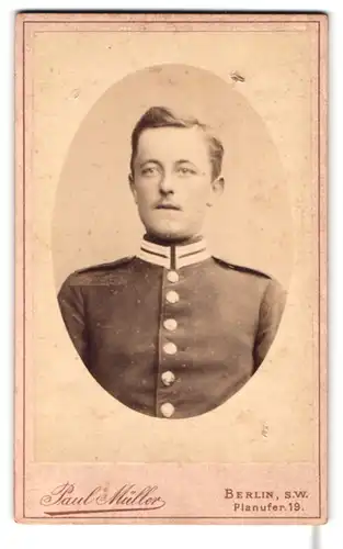 Fotografie Paul Müller, Berlin, Planufer 19, Junger Soldat in Gardeuniform