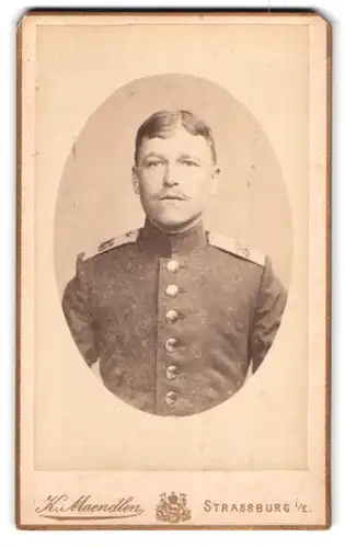 Fotografie K. Maendler, Strassburg i. E., Ecke Nicolausring / Grandidierstrasse, Soldat des 143. Rgt. im Portrait