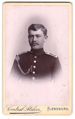 Fotografie Central-Atelier, Flensburg, Norder Hofenden 15, Soldat mit Schützenschnur in Gardeuniform