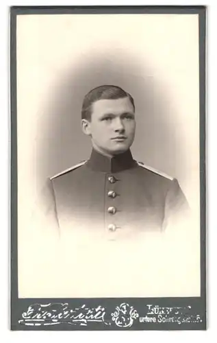 Fotografie Fr. Satorti, Lüneburg, untere Schrangerstrasse 5, geleckter Soldat im Portrait