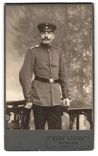 Fotografie Herm. Dänzer, Gifhorn, Thorstrasse 6, Portrait eines schnauzbärtigen Soldaten
