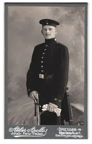 Fotografie Atelier Apollo, Dresden, König Georg Allee 1, Junger Soldat mit Säbel im Portrait