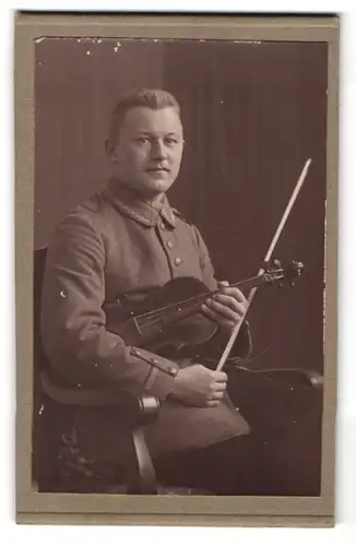 Fotografie Fotograf unbekannt, Borkum, Soldat Heinrich mit seiner Geige