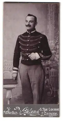 Fotografie Leon De Caluné, Bruges, 5 Rue Longue, Husar in Gardeuniform