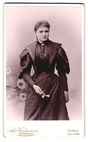 Fotografie Ad. Hartmann, Dessau, Franz-Strasse 24b, junge Frau in tailliertem Kleid