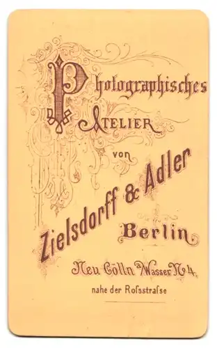 Fotografie Zielsdorff & Adler, Berlin, Neu Cölln Wasser 4, Bürgerliche Frau mit toupiertem Haar