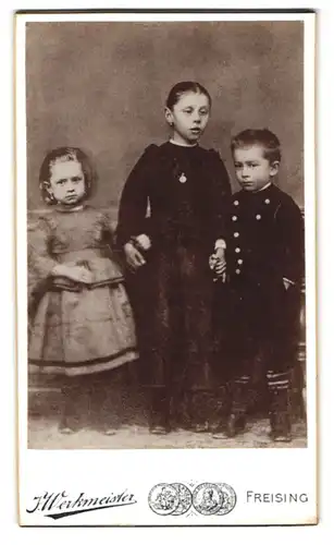Fotografie J. Werkmeister, Freising, Amtsgerichtstrasse 445, Portrait dreier Geschwisterchen