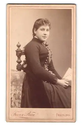 Fotografie Franz Ress, Freising, Bürgerliche Frau in tailliertem Kleid