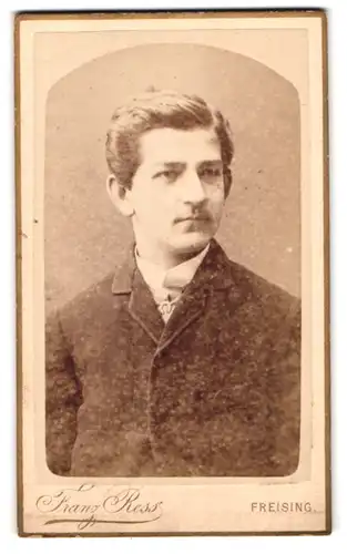 Fotografie Franz Ress, Freising, Mainburgerstrasse, Junger Mann im Anzug