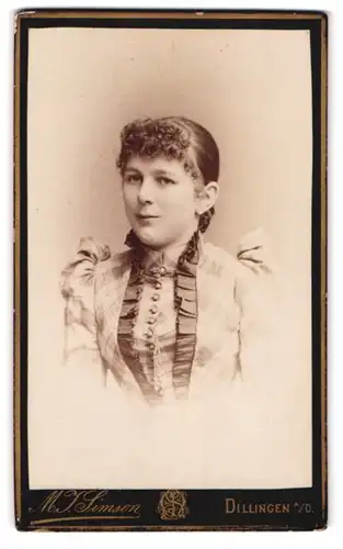 Fotografie M. Simson, Dillingen a. D., Donaustrasse, Mädchen im karierten Kleid
