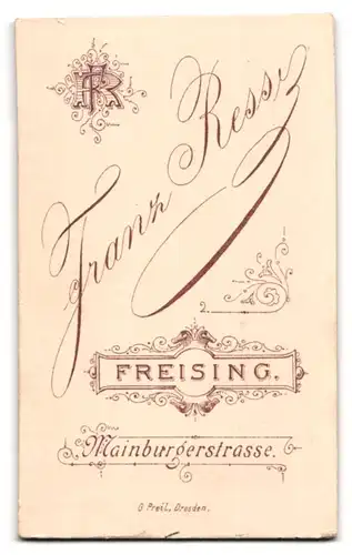 Fotografie Franz Ress, Freising, Mainburgerstrasse, junger Herr im gestreiften Anzug