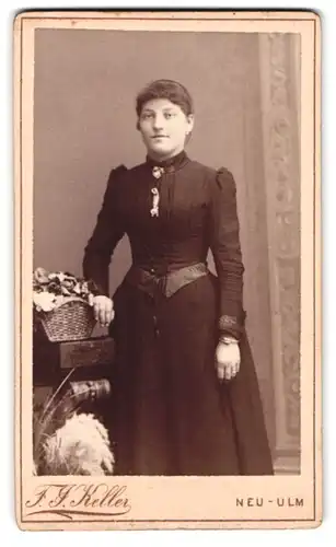 Fotografie F. J. Keller, Neu-Ulm, Insel, Bürgerliches Fräulein im schwarzen Kleid