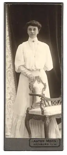 Fotografie Anton Mohn, Nienburg a. W., Junge Frau in weissem Kleid