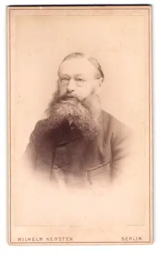 Fotografie Wilhelm Kersten, Berlin-SW, Krausen-Strasse 40, Portrait älterer Herr mit Brille und Vollbart