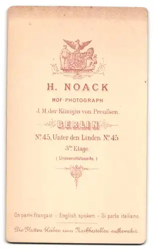 Fotografie H. Noack, Berlin, Unter den Linden 45, Portrait modisch gekleideter Herr mit The Zappa