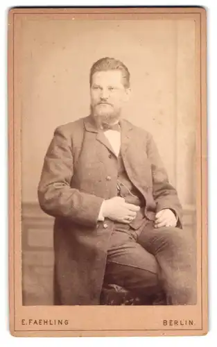 Fotografie E. Faehling, Berlin-SW, Leipziger-Strasse 63, Portrait bürgerlicher Herr mit Vollbart