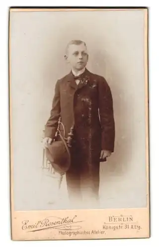 Fotografie Emil Rosenthal, Berlin-C., Königstrasse 31, Portrait junger Mann im Anzug mit Fliege