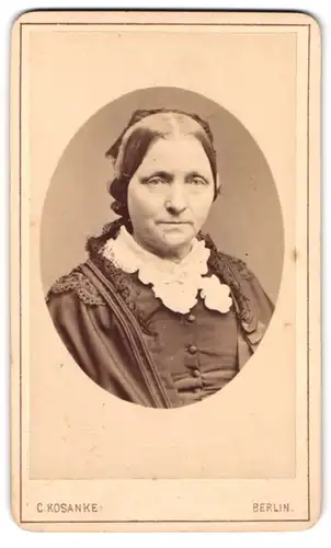 Fotografie C. Kosanke, Berlin-SO, Oranien-Strasse 185, Brustportrait bürgerliche Dame in hübscher Kleidung