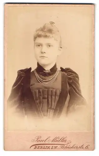 Fotografie Paul Müller, Berlin-SW, Blücherstrasse 6, Portrait junge Dame im Kleid mit Halskette