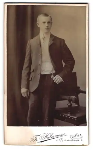 Fotografie Fr. Habermann, Gotha, Löwenstrasse 3, Portrait junger Herr im Anzug mit Krawatte