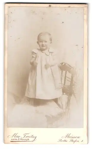 Fotografie Max Freitag, Meissen, Rote Stufen 3, Portrait kleines Mädchen im Kleid