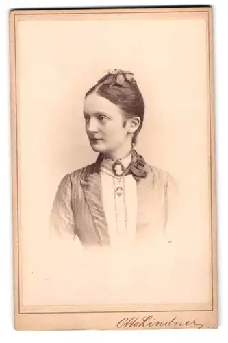 Fotografie Otto Lindner, Berlin-C., König-Strasse 30, Portrait junge Dame im Kleid mit Kragenbrosche