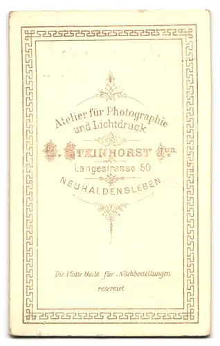 Fotografie Fr. Seelig, Neuhaldensleben, Langestrasse 50, Portrait ältere Dame im Kleid mit Kleinkind auf dem Schoss