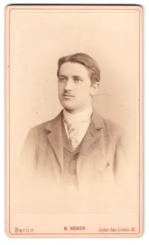 Fotografie H. Noack, Berlin, Unter den Linden 45, Portrait junger Herr im Anzug mit Krawatte
