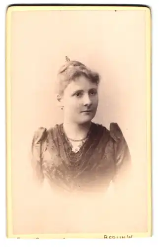 Fotografie Erich Sellin & Co., Berlin-W, Unter den Linden 19, Portrait junge Dame im Kleid