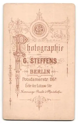 Fotografie G. Steffens, Berlin, Potsdamerstrasse 116 a, Portrait bürgerliche Dame mit Buch in der Hand