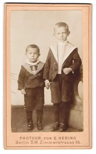 Fotografie Ernst Hering, Berlin-SW, Zimmerstrasse 55, Portrait zwei Jungen im Matrosenanzug