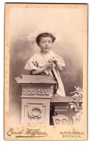 Fotografie Ernst Wolffram, Bremen, Fedelhören 14, Portrait kleines Mädchen im Kleid mit Ball