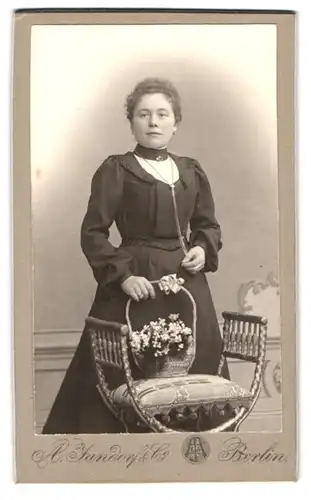 Fotografie A. Jandorf & Co., Berlin-SW, Bellealliancestrasse 1-2, Portrait junge Dame im modischen Kleid