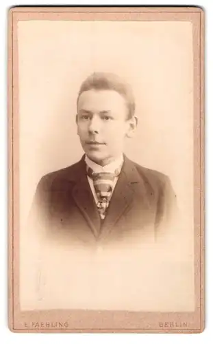 Fotografie E. Faehling vorm. O. Lindner, Berlin-SW, Leipziger-Strasse 63 a, Portrait junger Herr im Anzug mit Krawatte