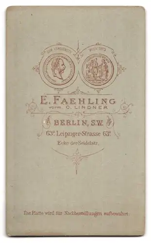 Fotografie E. Faehling vorm. O. Lindner, Berlin-SW, Leipziger-Strasse 63 a, Portrait junger Herr im Anzug mit Krawatte