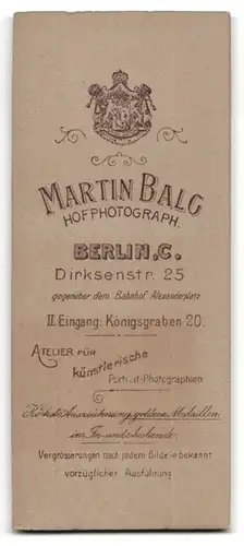 Fotografie Martin Balg, Berlin-C., Dirksenstrasse 25, Portrait junge Dame im Kleid mit Buch