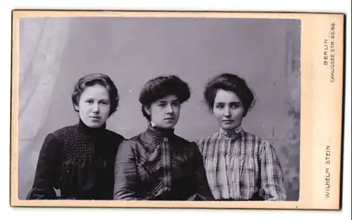 Fotografie Wilhelm Stein, Berlin, Chaussee Strasse 65-66, Portrait drei junge Damen in modischer Kleidung