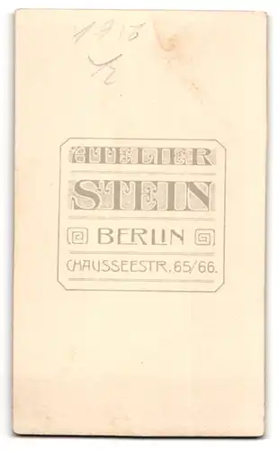 Fotografie Wilhelm Stein, Berlin, Chaussee Strasse 65-66, Portrait süsses Kleinkind im weissen Hemd