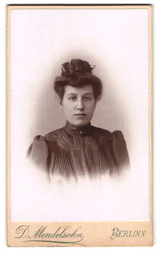 Fotografie D. Mendelsohn, Berlin-N, Brunnen-Strasse 43, Portrait junge Dame mit Hochsteckfrisur