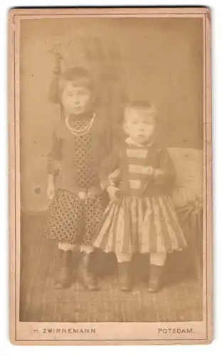 Fotografie H. Zwirnemann, Potsdam, Schock-Strasse 27, Portrait zwei kleine Mädchen in modischen Kleidern