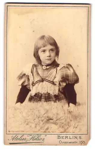 Fotografie Alfred Lehmann, Berlin-S, Oranienstrasse 155, Portrait kleines Mädchen im karierten Kleid