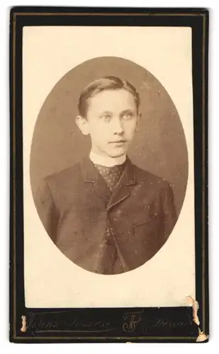 Fotografie Franz Pozzesi, Dessau, Zerbsterstrase 56, Brustportrait junger Mann im Anzug mit Krawatte
